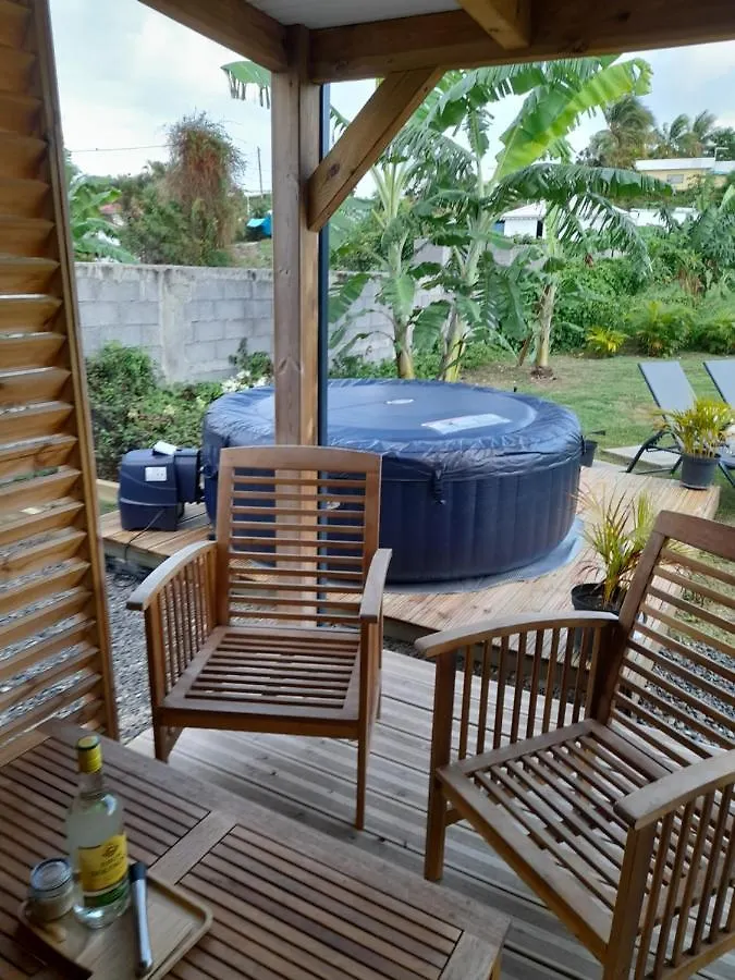Bungalow 2 Ou 3 Personnes Avec Jaccuzi Saint-Francois  Casa de Férias